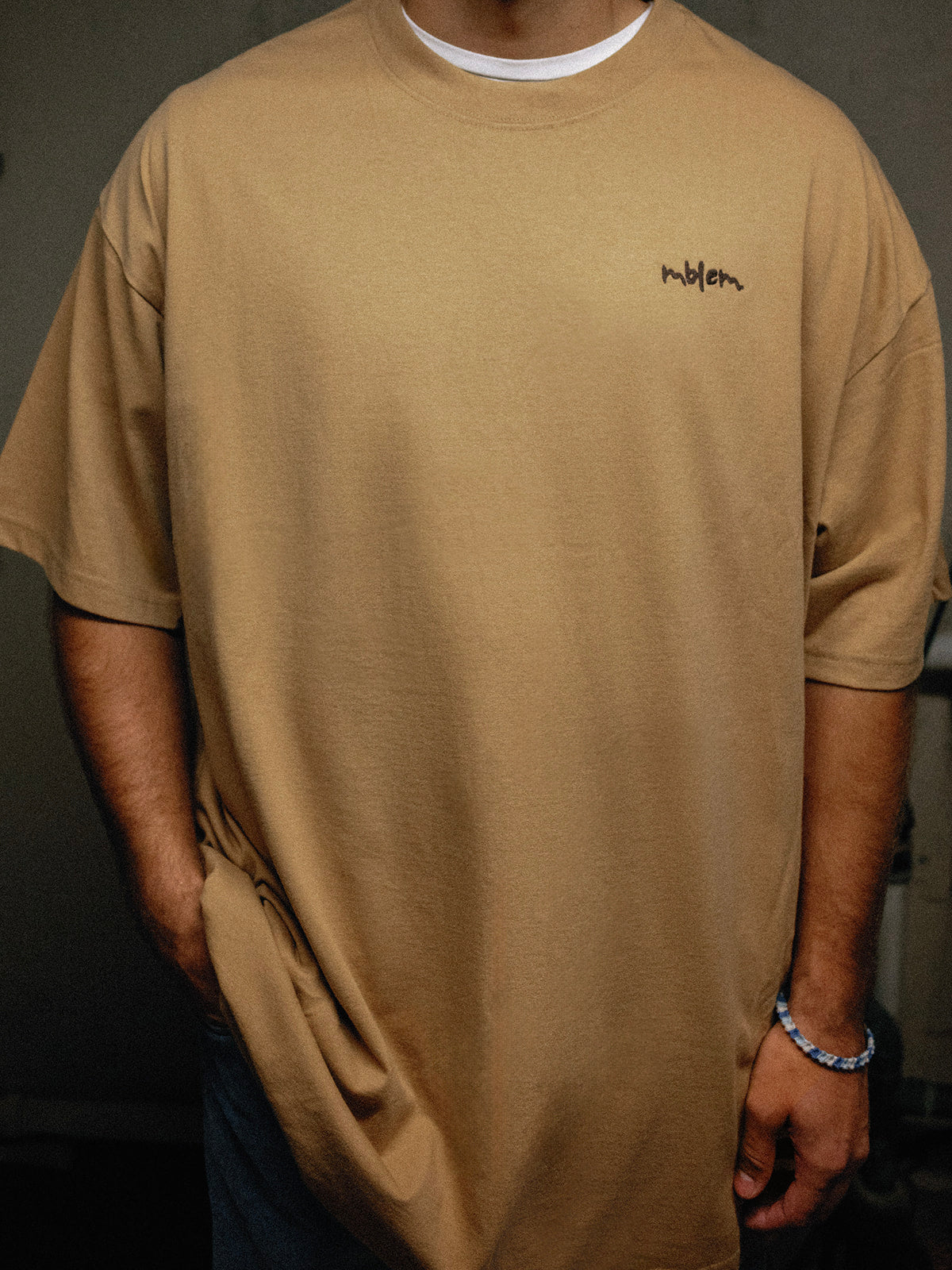 KHAKI mblem basic tee